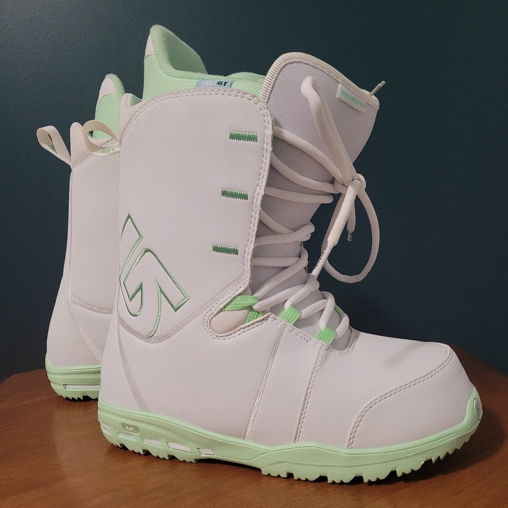 Snowboard boots